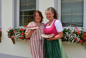 Claudia Hölbling (Gaumenfest) und Margarete Puschitz (Vorstand BV Nockfleisch) freuen sich über die Kooperation